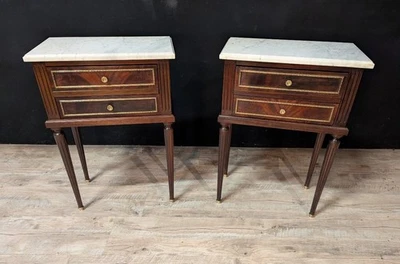 Paire de tables de chevet Louis XVI en acajou dessus de marbre blanc - Photo 1/4