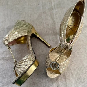 Tacones de plataforma vintage de piel de serpiente dorada Baby Phat con logotipo de estrás — talla 6,5 - Imagen 1 de 6