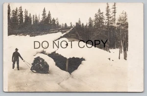 Carson WA RPPC Schnee Winter Szene Lager Mann zieht geladenen Schlitten Postkarte N2 - Bild 1 von 2
