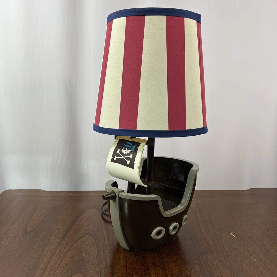 Lámpara de mesa Circo Pirate Adventure barco pirata con pantalla de lámpara a rayas rojas blancas Foto 1 de 4