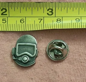 Vintage silberfarbene Taucherhelm Anstecknadel - Bild 1 von 4
