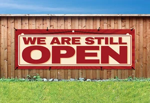 WE ARE STILL OPEN PVC stampato BANNER INSEGNA ESTERNA occhielli - Foto 1 di 2