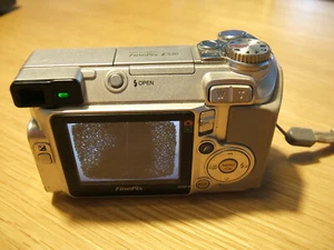 Fujitsu FinePix 510 Digitalkamera gut erhalten jedoch Störanzeige im Display - Bild 1 von 3