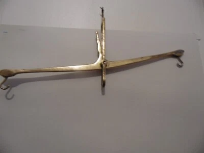 ANCIENNE BALANCE A FLEAU SUSPENDUE EN CUIVRE - Photo 1/4
