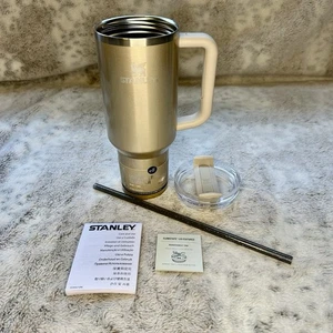 Stanley x E.L.F. Collab 40 oz Bicchiere Estintore Miele Oro - Esclusivo - NUOVO - Foto 1 di 9