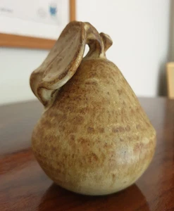 TREMAR STYLE STUDIO POTTERY STONEWARE PEAR FRUIT WITH LEAF - Picture 1 of 4