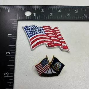 1 USA FLAG + US Navy Flag Crossed w/ American Flag Pinback Pin (military) 46NM - Picture 1 of 3