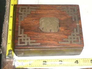 CAJA de baratijas de madera hecha a mano de colección con incrustación de elefante de latón ~ 4"L x 3"W x 11⁄2"H - Imagen 1 de 12