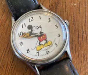 Reloj de Manos de Cuarzo Móvil Disney Mickey Mouse Lorus V516-6A00 funciona con batería - Imagen 1 de 6