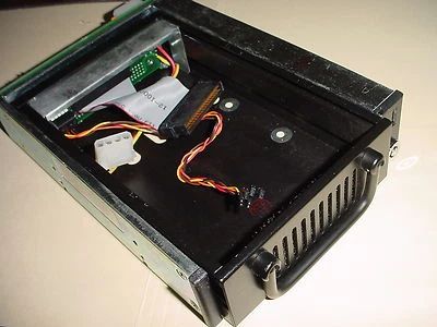 DE100i KINGSTON DATA EXPRESS EXTRAÍBLE CAJA DE UNIDAD SCSI NEGRA Ancho SCSI Foto 1 de 4