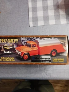 1957 CHEVY TANKER TRUCK 1:25 ERTL PRESTIGE SERIE REPLICA, ARGENTO/NERO NUOVO CON SCATOLA - Foto 1 di 7