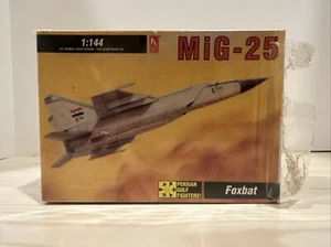 RUSSIAN MIG-25 PLASTIC MODEL KIT FOXBAT JET FIGHTER 1/144 Hobby Craft HC1011 - Picture 1 of 5