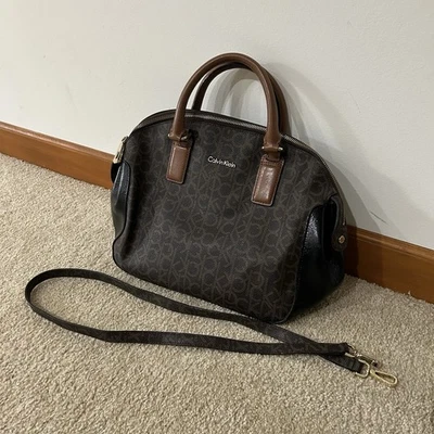 Bolso de hombro/mano de cuero con monograma Calvin Klein CK Foto 1 de 4