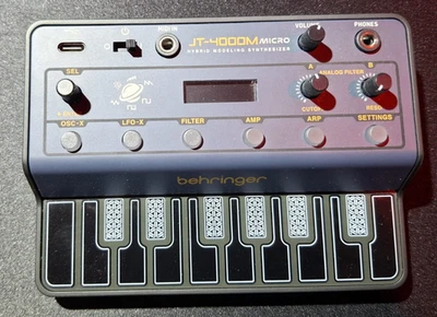 Behringer JT-4000M Micro - Synthesizer mit RG von Mai 2025 !MIDI Version! - Bild 1 von 3