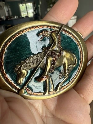 Hebilla de cinturón End Of The Trail latón esmalte verde años 80 caballo indio hecho en EE. UU. Foto 1 de 4