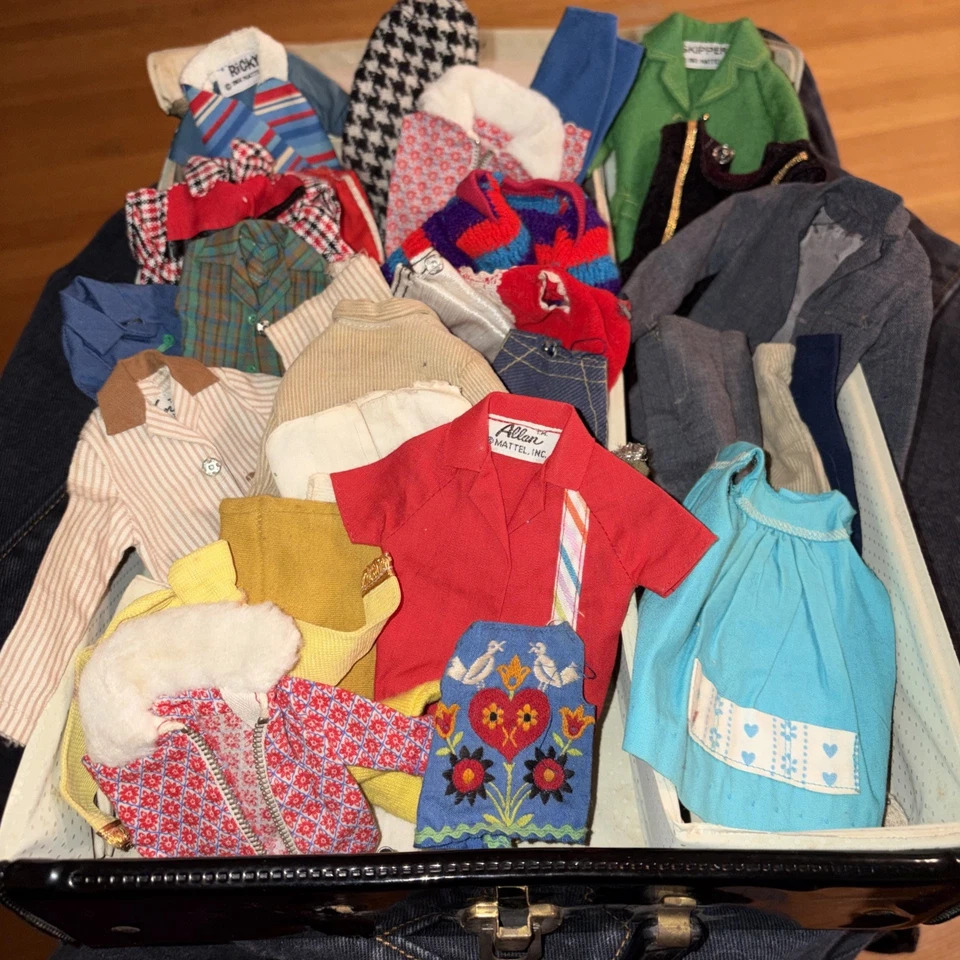 Estuche vintage Barbie & Friends 1961 con 50 artículos de ropa y accesorios Foto 1 de 4