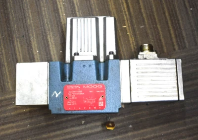 Motor hidráulico Moog D661-5205 P20HDAM4V60-P 15VC repuesto original OEM Foto 1 de 4