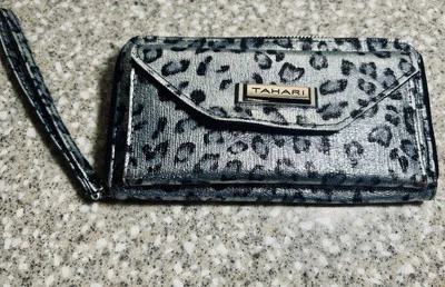 Бумажник Tahari серебристый и черный с гепардовым принтом на молнии с несколькими разъемами - Изображение 1 из 4