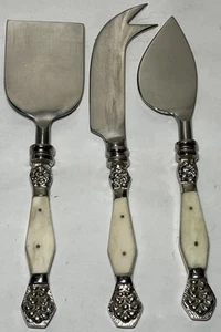 Juego de 3 cuchillos esparcidores rebanadores de queso color marfil ornamentado acero inoxidable tono plata - Imagen 1 de 9