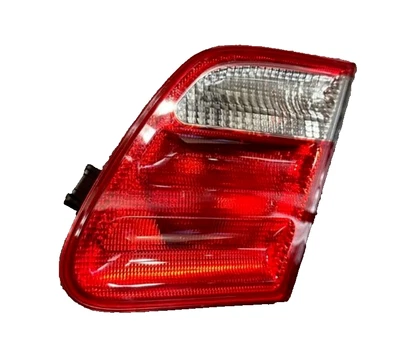 Conjunto de luces traseras derecha Mercedes-Benz - 210-820-40-64 - para MBZ W210 Clase E Foto 1 de 4