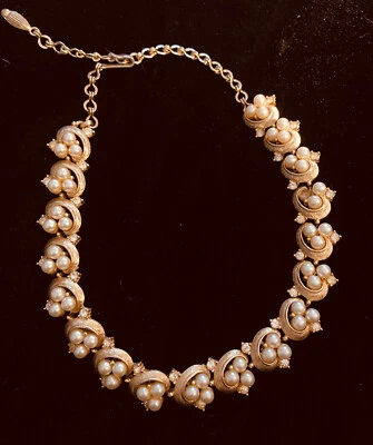 Collar Charel Firmado Años 50 Imitación Triple Perla y Estrás Tono Dorado  Foto 1 de 2