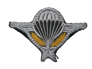 BREVET DES TROUPES AEROPORTEES EN TISSUS BRODE PARACHUTISTES SCRATCH AU DOS - Picture 1 of 1