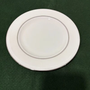 Plato de ensalada Kate Spade Lenox punta de ciprés blanco platino 8" porcelana de hueso NUEVO - Imagen 1 de 5