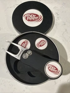 Dr. Pepper Golf Divot Reparaturwerkzeug mit 2 Ballmarkern Pitchfix  - Bild 1 von 5