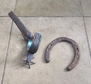 Combo de herradura de hierro y espuela grabada ornamentada de colección - Imagen 1 de 10