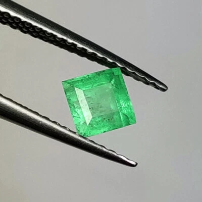 0.65 CT - Natural Zambian Emerald Good Luster Green Square Cut - 5634 - Image 1 of 2