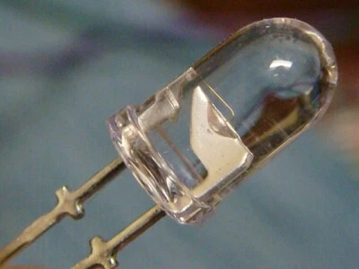 LOT 100 HLMP-DH10 #002 BRIGHT 8000 mcd RED-ORANGE LEDS -- NEW and  UNUSED - Image 1 of 4