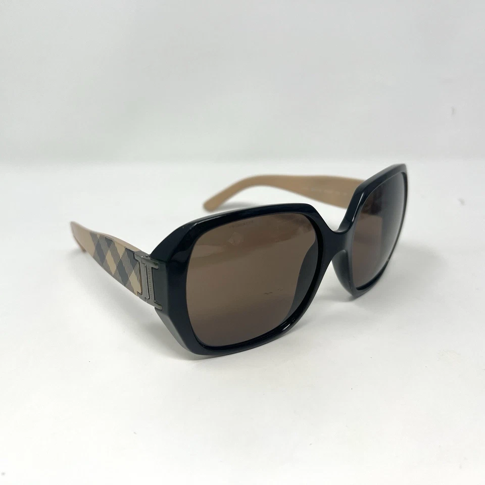 Очки солнцезащитные Burberry B4086 3001/73 черные оправы Nova Check бежевые линзы 3N - Изображение 1 из 4