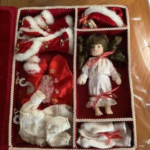 Mini muñeca de porcelana vintage Cracker Barrel de 6" y armario y ropa de terciopelo rojo 4 - Imagen 1 de 12
