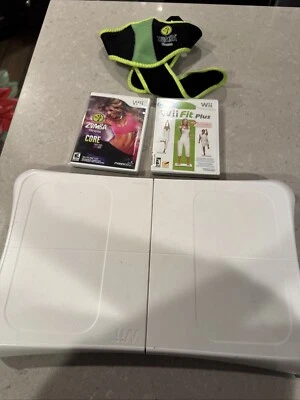 Nintendo Wii Fit Plus con Tabla de Equilibrio y Zumba Fitness con Cinturón Controlador Foto 1 de 4