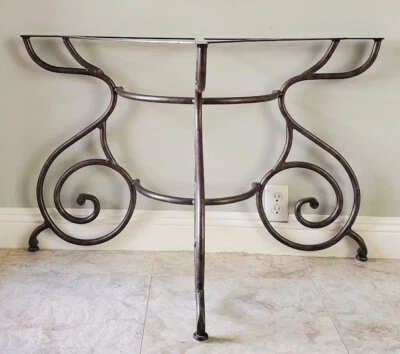 Base de mesa personalizada de hierro forjado macizo Demilune/media luna en bruñido martillado  Foto 1 de 4