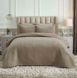 Karina Cotton Velvet Textured Geometric Lightweight Quilt and Sham Set - Picture 1 of 50