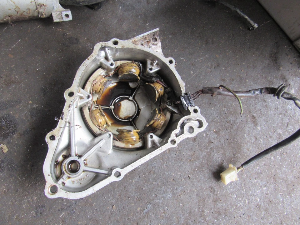 Bobina de campo 1974 Honda CB360 estator e tampa de estator - Imagem 1 de 1