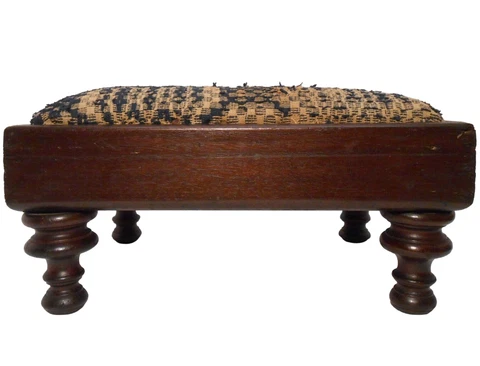 EARLY 19TH C SHERATON AMERICAN ANTIQUE PRIMITIVE FOOTSTOOL, W/ORIG WOOL COVERLET Cover