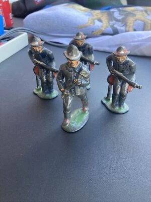 Lote de figuras de bomberos de juguete vintage de plomo BARCLAY con hacha y manguera Foto 1 de 4