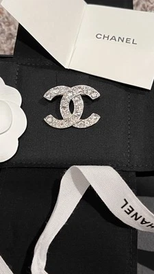 Broche Chanel CC Metal Cristal Auténtico Nuevo en Caja Foto 1 de 4