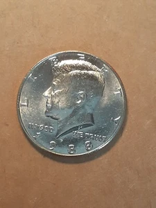 1988 P KENNEDY HALF DOLLAR - Picture 1 of 2