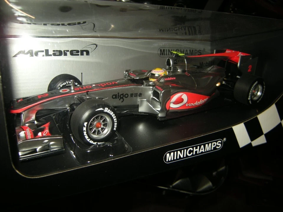 1:18 Minichamps Vodafone McLaren Mercedes MP4-25 Lewis Hamilton 2010 in OVP - Bild 1 von 1