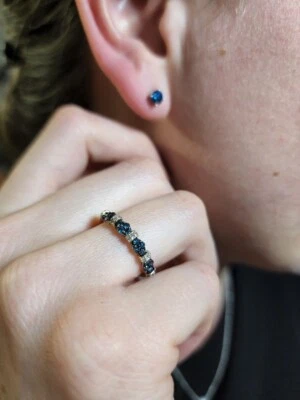 Aretes Kohl's de 1 quilate de diamantes azules de oro blanco de 10 k/anillo de racimo de 10 kw de 1 quilate 7 Foto 1 de 4