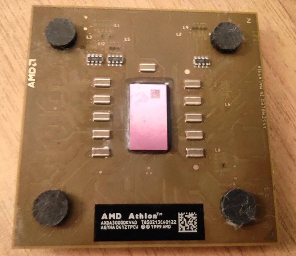 AMD Athlon XP3000+ - AXDA3000DKV4D - AQYHA - 2,167 Ghz - bus 333 Mhz - socket A  - Immagine 1 di 1