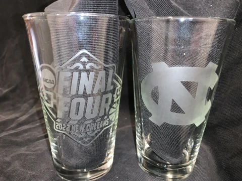 2022 FINAL FOUR CONTENDER NORTH CAROLINA TAR HEELS ETCHED 16 oz PINT GLASSES (2) Cover
