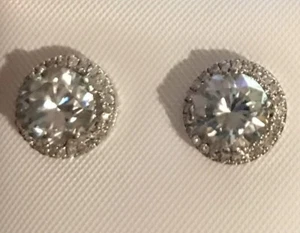 Pendientes de tachuelas de halo de oro blanco liso 10 K de mossanita y diamantes naturales de 2,40 CTW - Imagen 1 de 12
