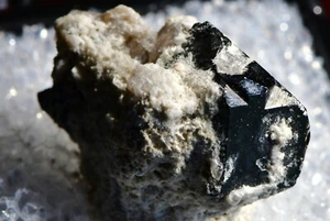 2 CRISTAUX BIXBYITE SUR MATRICE, PLUS GRANDS 1 X 1 X 1 CM, GAMME THOMAS, UTAH, ÉTATS-UNIS - Photo 1/3