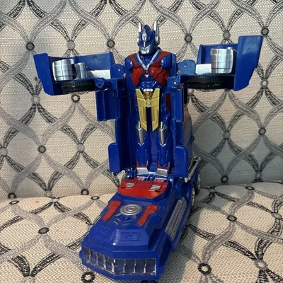 Coche transformable a batería WonderPlay con luces y sonidos Foto 1 de 4