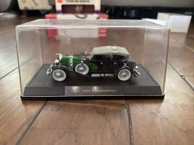 Signature 1934 Green Duesenberg with Case Diecast Car 1:32 - Image 1 of 4