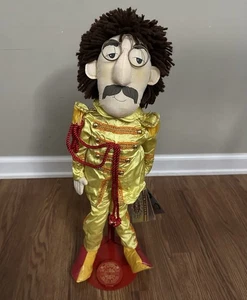 The Beatles Sgt Pepper John Lennon 1988 bambola applausi con supporto ed etichetta farcita - Foto 1 di 14
